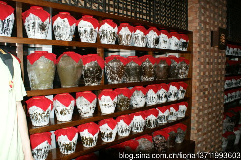 醬酒為什么要用瓷瓶裝？醬酒可以用透明玻璃瓶裝嗎？
