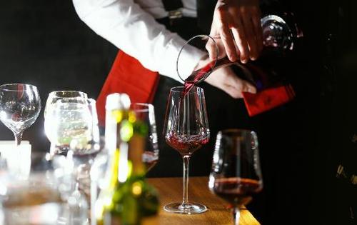 一瓶紅酒等于多少白酒多少啤酒？算一算就知道了