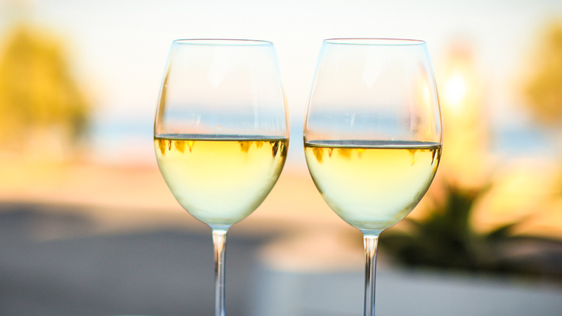 女人可以喝白葡萄酒嗎？白葡萄酒女人喝好嗎？