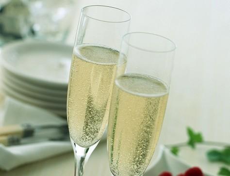 起泡酒跟什么食物搭配最好？起泡酒的真正喝法
