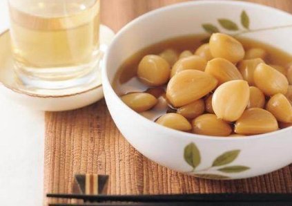 大蒜泡酒有什么功效？大蒜泡酒適合什么人喝？