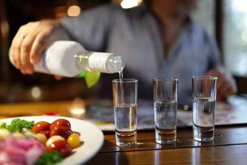 女性喝白酒有什么注意事項？女性喝白酒有什么好處？