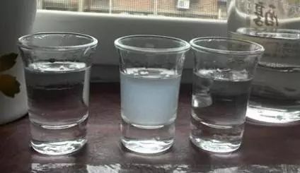 低度白酒產(chǎn)生渾濁的原因是什么？白酒有渾濁還可以喝嗎？
