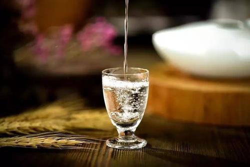 低度白酒是高度白酒加水嗎？高度白酒和低度白酒如何劃分？