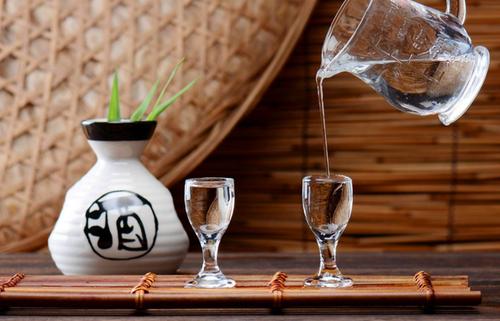 為什么同樣的白酒喝起來(lái)味道不一樣？溫度如何影響白酒的味道？