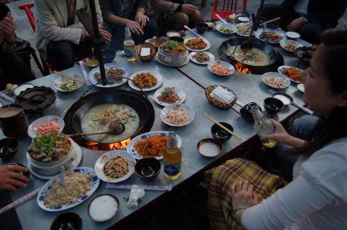 為什么喝白酒要吃菜喝洋酒不用吃菜？為什么喝洋酒要加冰塊？