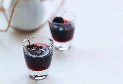 春困秋乏應該喝什么酒？春秋季喝紫酒緩解乏累。