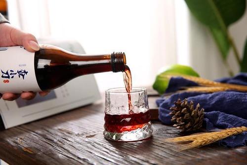 喝紫酒為什么要搖杯？喝紫酒應(yīng)該用什么酒杯？