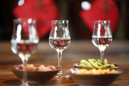 白酒和什么食物搭配相當(dāng)于慢性自殺？喝白酒不能吃什么食物？