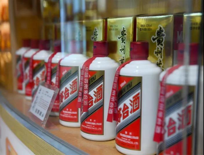 黃?；ㄊ教?499飛天茅臺酒，每天組織當?shù)厝藛T往返茅臺、廣州