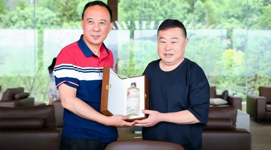 一個造醬酒、一個做雞湯：兩個“硬核”老板的一次握手