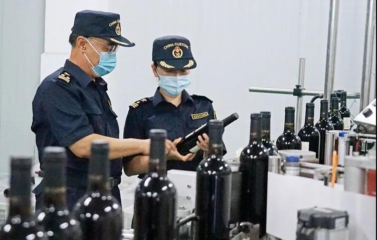 廣州海關(guān)降低部分企業(yè)名莊酒抽檢率，被譽(yù)為“接地氣”，也有爭議