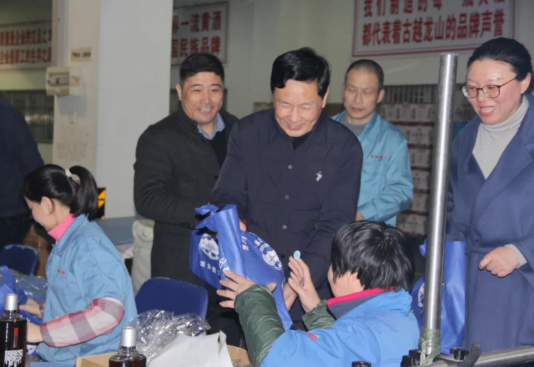 黃酒集團公司領導慰問一線加班職工，致敬奮斗者