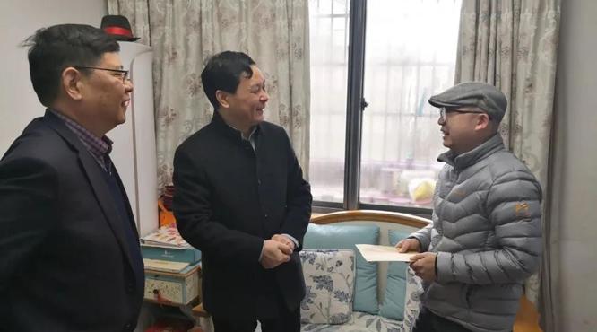 黃酒集團(tuán)領(lǐng)導(dǎo)走訪慰問(wèn)老黨員、困難職工和結(jié)對(duì)困難戶