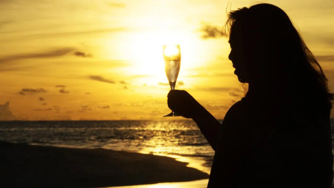 新時(shí)代女性吃酒買樂子成為她們的消費(fèi)新趨向