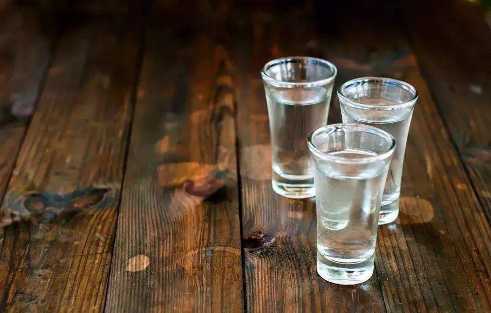 白酒啤酒混著喝好不好？危害大嗎？