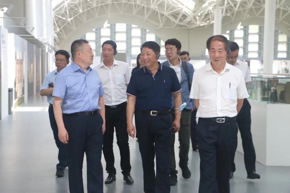 勁牌董事長(zhǎng)吳少勛走進(jìn)張?jiān)?，點(diǎn)贊張?jiān)Ｆ肺桓?、品質(zhì)好