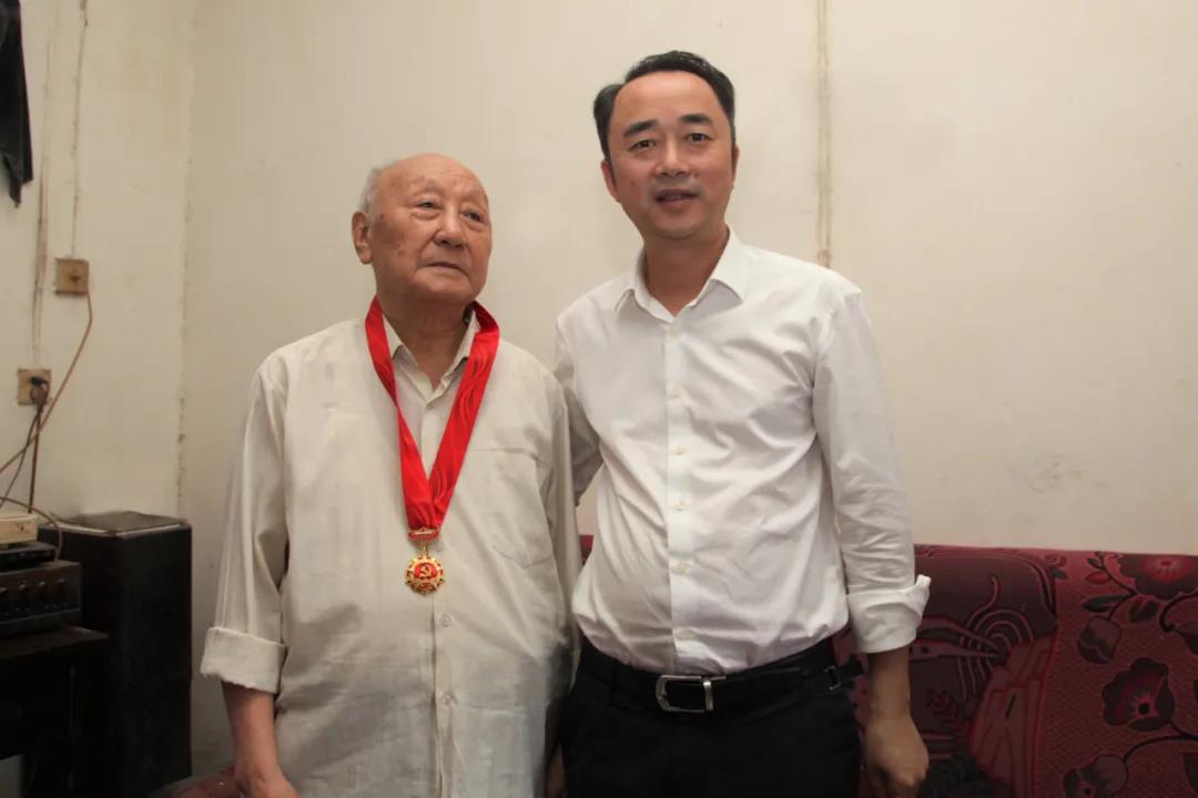 茅臺(tái)高衛(wèi)東走訪慰問獲頒“光榮在黨50年”紀(jì)念章老黨員