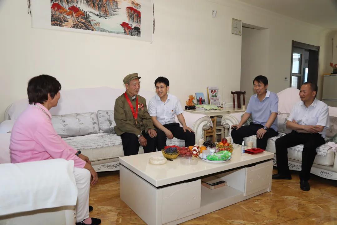 茅臺集團持續(xù)走訪慰問獲頒“光榮在黨50年”紀(jì)念章老黨員