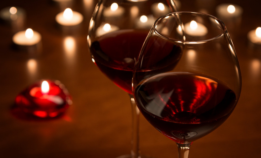 喝紅酒怎么拿酒杯？
