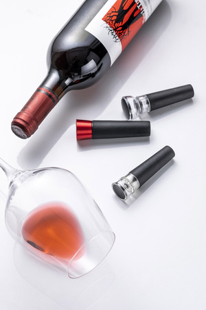 紅酒瓶塞子可以做什么(紅酒瓶的塞子是怎么塞進去的)