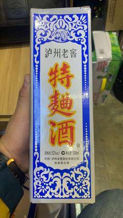 瀘州老窖60版老縣長(zhǎng)特曲價(jià)格(瀘州老窖特曲60版多少錢一瓶)