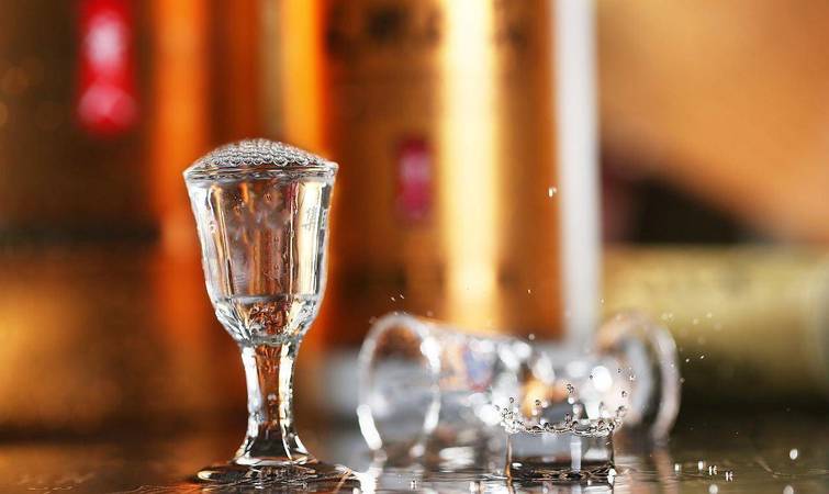 52度白酒好還是42度白酒好(白酒42度好還是52度好)